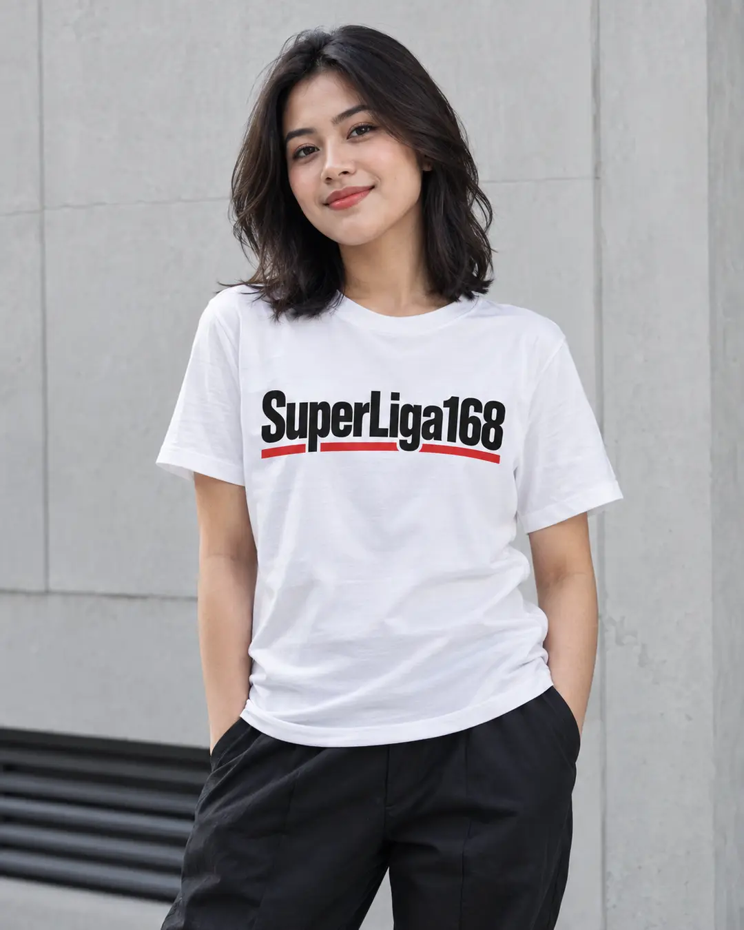 Kaos putih dengan tulisan SuperLiga168 hitam dan garis bawah merah